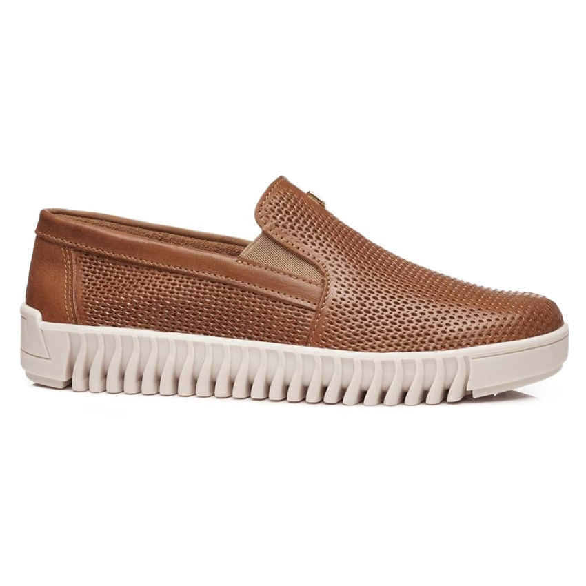 Tênis casual feminino Pegada marrom em couro com detalhes em mesh, modelo slip-on sem cadarço, solado branco ondulado em borracha.